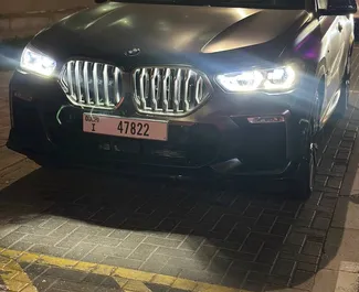 BMW X6 2023 disponibile per il noleggio a Dubai, con limite di chilometraggio di 250 km/giorno.