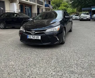 Vista frontale di un noleggio Toyota Camry a Tbilisi, Georgia ✓ Auto #14833. ✓ Cambio Automatico TM ✓ 0 recensioni.