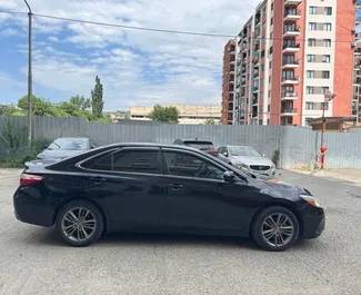 Toyota Camry 2017 con sistema A trazione anteriore, disponibile a Tbilisi.