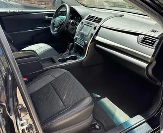 Toyota Camry 2017 disponibile per il noleggio a Tbilisi, con limite di chilometraggio di illimitato.