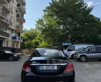 Mercedes-Benz C350 2018 disponibile per il noleggio a Tbilisi, con limite di chilometraggio di illimitato.