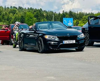 Interni di BMW M4 Cabrio in affitto in Georgia. Un'ottima auto da 4 posti con cambio Automatico.