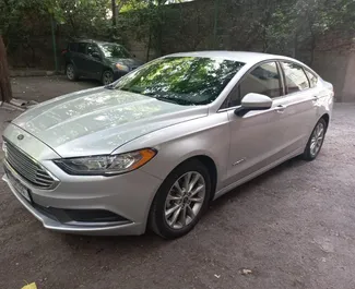 Interni di Ford Fusion Sedan in affitto in Georgia. Un'ottima auto da 5 posti con cambio Automatico.