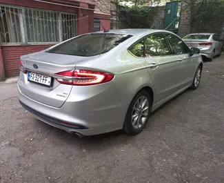 Ford Fusion Sedan 2020 con sistema A trazione anteriore, disponibile a Tbilisi.