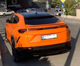 Interni di Lamborghini Urus in affitto in Georgia. Un'ottima auto da 5 posti con cambio Automatico.