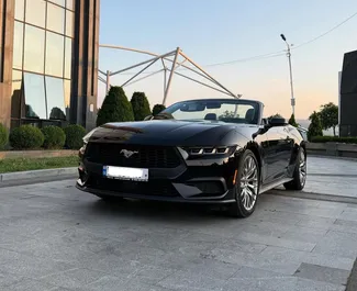 Vista frontale di un noleggio Ford Mustang Cabrio a Tbilisi, Georgia ✓ Auto #14929. ✓ Cambio Automatico TM ✓ 0 recensioni.