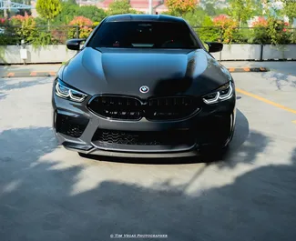 Vista frontale di un noleggio BMW M850i XDRIVE a Tbilisi, Georgia ✓ Auto #14933. ✓ Cambio Automatico TM ✓ 0 recensioni.