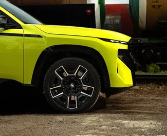 BMW XM 2024 disponibile per il noleggio a Tbilisi, con limite di chilometraggio di 150 km/giorno.