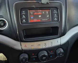 Noleggio Dodge Journey. Auto Comfort, Crossover per il noleggio in Georgia ✓ Cauzione di Senza deposito ✓ Opzioni assicurative RCT, SCDW, FDW, Passeggeri, Furto, Senza deposito.