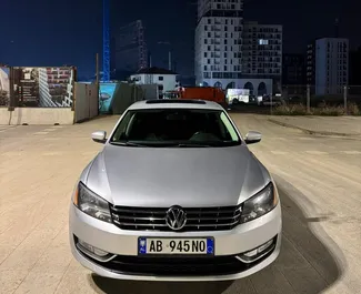 Vista frontale di un noleggio Volkswagen Passat a Tirana, Albania ✓ Auto #14951. ✓ Cambio Automatico TM ✓ 0 recensioni.