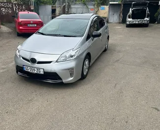 Vista frontale di un noleggio Toyota Prius a Tbilisi, Georgia ✓ Auto #14814. ✓ Cambio Automatico TM ✓ 0 recensioni.