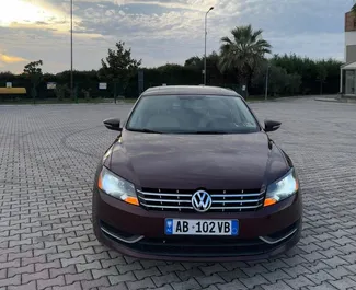 Vista frontale di un noleggio Volkswagen Passat a Tirana, Albania ✓ Auto #14847. ✓ Cambio Automatico TM ✓ 0 recensioni.