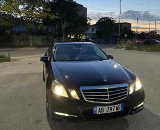 Vista frontale di un noleggio Mercedes-Benz E-Class a Tirana, Albania ✓ Auto #14856. ✓ Cambio Automatico TM ✓ 0 recensioni.