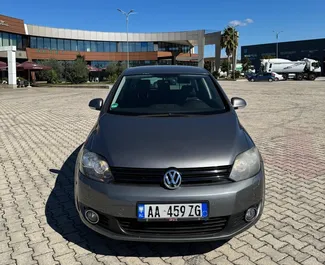 Vista frontale di un noleggio Volkswagen Golf 6 a Tirana, Albania ✓ Auto #14852. ✓ Cambio Manuale TM ✓ 0 recensioni.