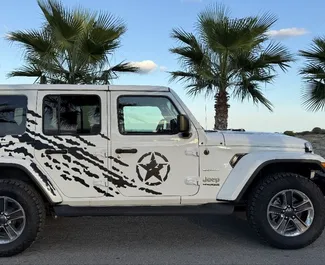 Jeep Wrangler Sahara 2022 disponibile per il noleggio ad Alicante, con limite di chilometraggio di 250 km/giorno.