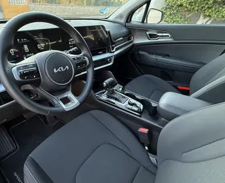 Kia Sportage 2025 disponibile per il noleggio ad Alicante, con limite di chilometraggio di 250 km/giorno.