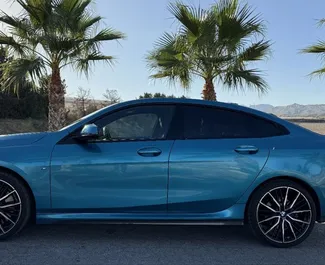 Interni di BMW 218i in affitto in Spagna. Un'ottima auto da 5 posti con cambio Automatico.