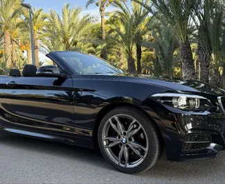 BMW 220d Cabrio 2019 disponibile per il noleggio ad Alicante, con limite di chilometraggio di 250 km/giorno.