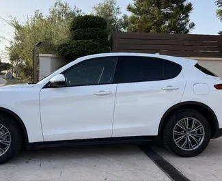 Alfa Romeo Stelvio Quadrifoglio 2020 disponibile per il noleggio ad Alicante, con limite di chilometraggio di 250 km/giorno.