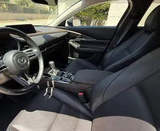 Interni di Mazda CX-30 in affitto in Spagna. Un'ottima auto da 5 posti con cambio Automatico.