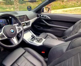 BMW 420d Cabrio 2023 disponibile per il noleggio ad Alicante, con limite di chilometraggio di 200 km/giorno.