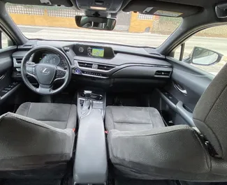 Lexus UX 2020 disponibile per il noleggio ad Alicante, con limite di chilometraggio di 250 km/giorno.