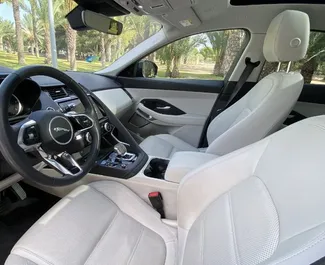 Jaguar F-PACE 2022 con sistema A trazione anteriore, disponibile ad Alicante.