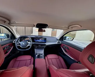 BMW 320i 2025 disponibile per il noleggio a Dubai, con limite di chilometraggio di 250 km/giorno.