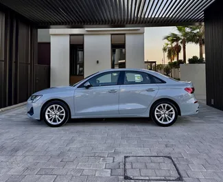 Audi A3 Sedan 2025 disponibile per il noleggio a Dubai, con limite di chilometraggio di 250 km/giorno.