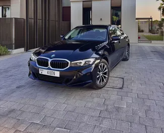 Vista frontale di un noleggio BMW 320i a Dubai, Emirati Arabi Uniti ✓ Auto #14818. ✓ Cambio Automatico TM ✓ 0 recensioni.
