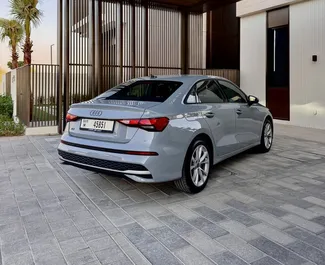 Interni di Audi A3 Sedan in affitto negli Emirati Arabi Uniti. Un'ottima auto da 4 posti con cambio Automatico.