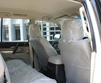 Noleggio Mitsubishi Pajero. Auto Comfort, SUV per il noleggio negli Emirati Arabi Uniti ✓ Cauzione di Deposito di 2000 AED ✓ Opzioni assicurative RCT, CDW, SCDW, Passeggeri, Furto.