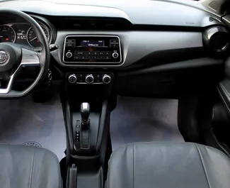 Nissan Kicks 2024 disponibile per il noleggio a Dubai, con limite di chilometraggio di 250 km/giorno.