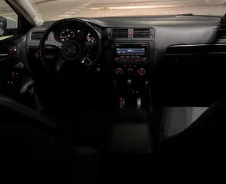 Volkswagen Jetta 2015 disponibile per il noleggio a Tirana, con limite di chilometraggio di illimitato.