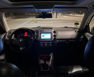 Noleggio Volkswagen Tiguan. Auto Comfort, Crossover per il noleggio in Albania ✓ Cauzione di Deposito di 100 EUR ✓ Opzioni assicurative RCT.