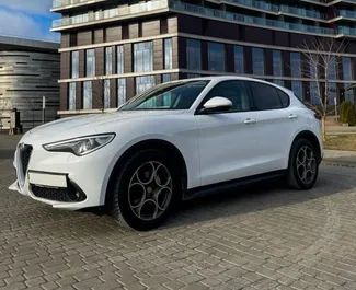 Vista frontale di un noleggio Alfa Romeo Stelvio Quadrifoglio a Minsk, Bielorussia ✓ Auto #15039. ✓ Cambio Automatico TM ✓ 0 recensioni.