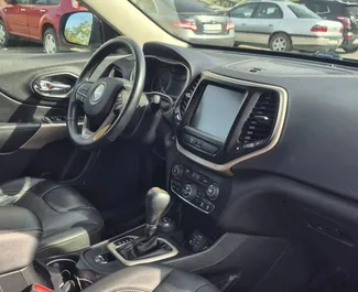 Jeep Cherokee 2018 disponibile per il noleggio a Kutaisi, con limite di chilometraggio di illimitato.
