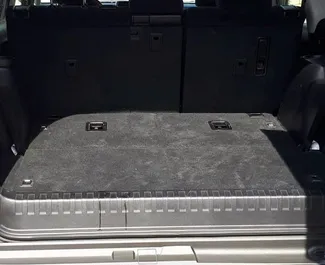 Toyota Land Cruiser Prado 2018 disponibile per il noleggio a Baku, con limite di chilometraggio di illimitato.
