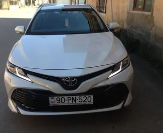 Vista frontale di un noleggio Toyota Camry a Baku, Azerbaigian ✓ Auto #15075. ✓ Cambio Automatico TM ✓ 0 recensioni.