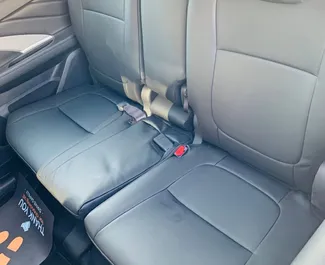 Mitsubishi Xpander 2026 disponibile per il noleggio a Dubai, con limite di chilometraggio di 250 km/giorno.