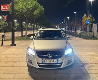 Vista frontale di un noleggio Volkswagen Tiguan a Tirana, Albania ✓ Auto #15103. ✓ Cambio Automatico TM ✓ 0 recensioni.