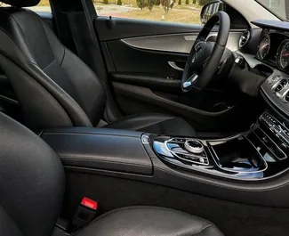 Noleggio Mercedes-Benz E-Class. Auto Premium per il noleggio in Bielorussia ✓ Cauzione di Deposito di 200 USD ✓ Opzioni assicurative RCT, CDW.