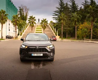 Vista frontale di un noleggio Toyota Rav4 a Kutaisi, Georgia ✓ Auto #10945. ✓ Cambio Automatico TM ✓ 1 recensioni.