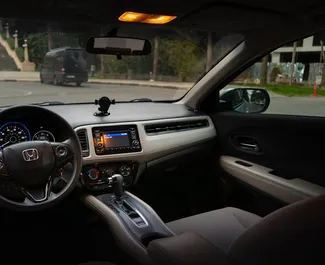 Interni di Honda HR-V in affitto in Georgia. Un'ottima auto da 5 posti con cambio Automatico.