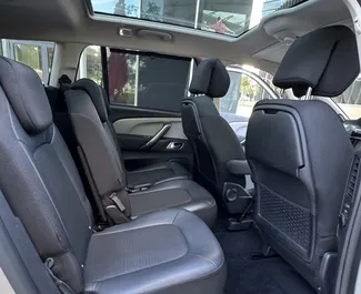 Citroen C4 Grand Picasso 2021 disponibile per il noleggio a Barcellona, con limite di chilometraggio di 250 km/giorno.