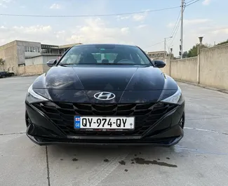 Vista frontale di un noleggio Hyundai Elantra all'aeroporto di Tbilisi, Georgia ✓ Auto #15114. ✓ Cambio Automatico TM ✓ 0 recensioni.