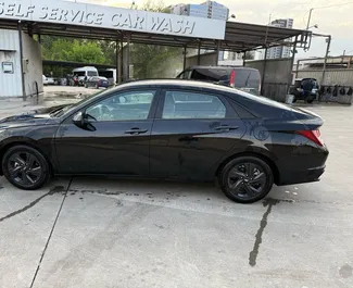 Motore Benzina da 2,0L di Hyundai Elantra 2023 per il noleggio all'aeroporto di Tbilisi.