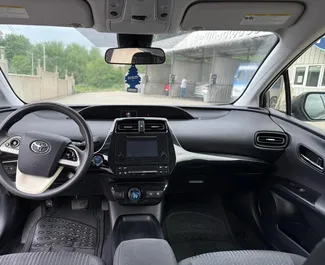 Toyota Prius 2017 con sistema A trazione anteriore, disponibile all'aeroporto di Tbilisi.