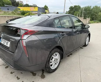Toyota Prius 2017 disponibile per il noleggio all'aeroporto di Tbilisi, con limite di chilometraggio di illimitato.