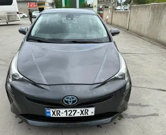 Vista frontale di un noleggio Toyota Prius all'aeroporto di Tbilisi, Georgia ✓ Auto #15111. ✓ Cambio Automatico TM ✓ 0 recensioni.